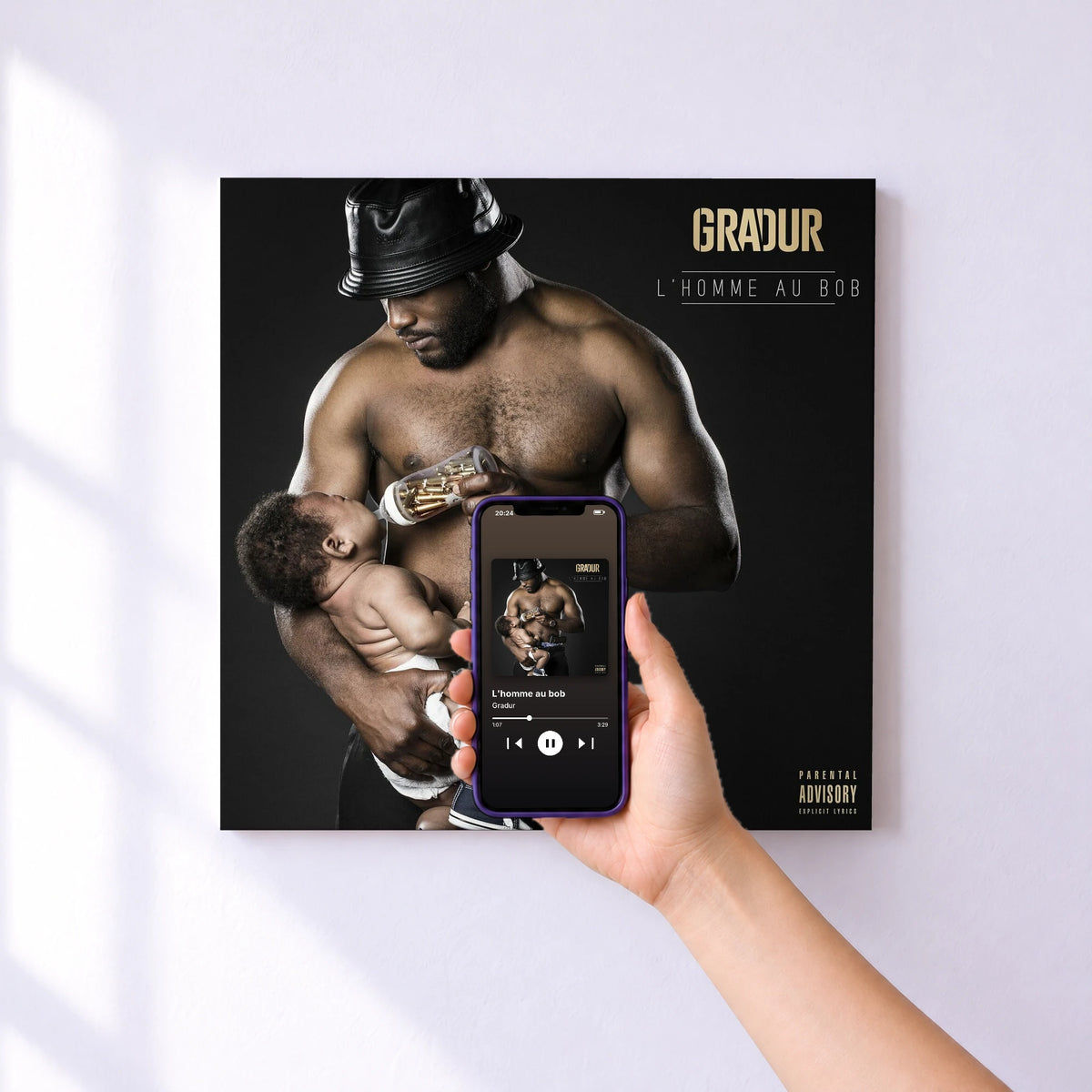 Affiche connectée L'homme au bob de Gradur au mur : l'album se lance en approchant le téléphone