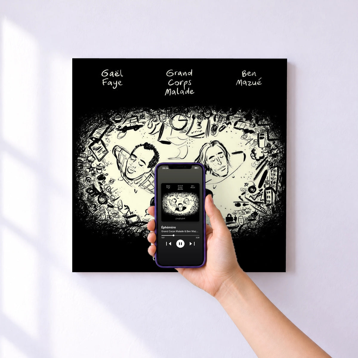 Affiche connectée Éphémère de Grand Corps Malade & Ben Mazué & Gaël Faye au mur : l'album se lance en approchant le téléphone