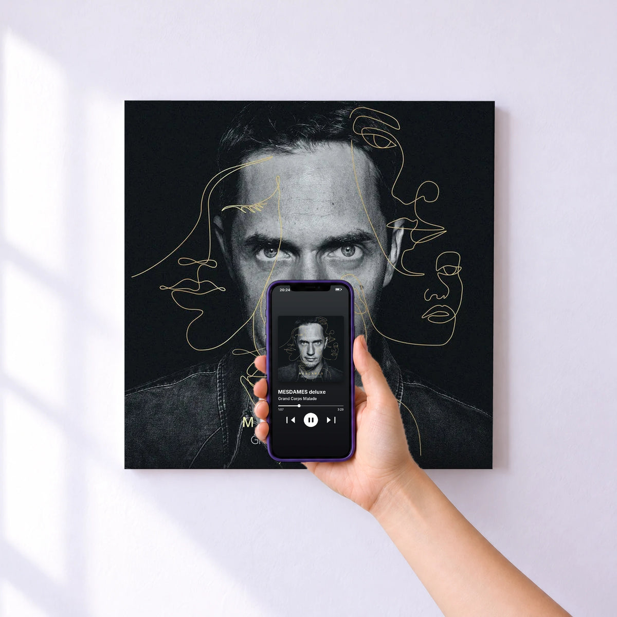 Affiche connectée MESDAMES deluxe de Grand Corps Malade au mur : l'album se lance en approchant le téléphone