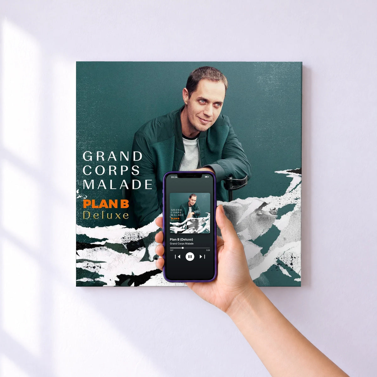 Affiche connectée Plan B (Deluxe) de Grand Corps Malade au mur : l'album se lance en approchant le téléphone