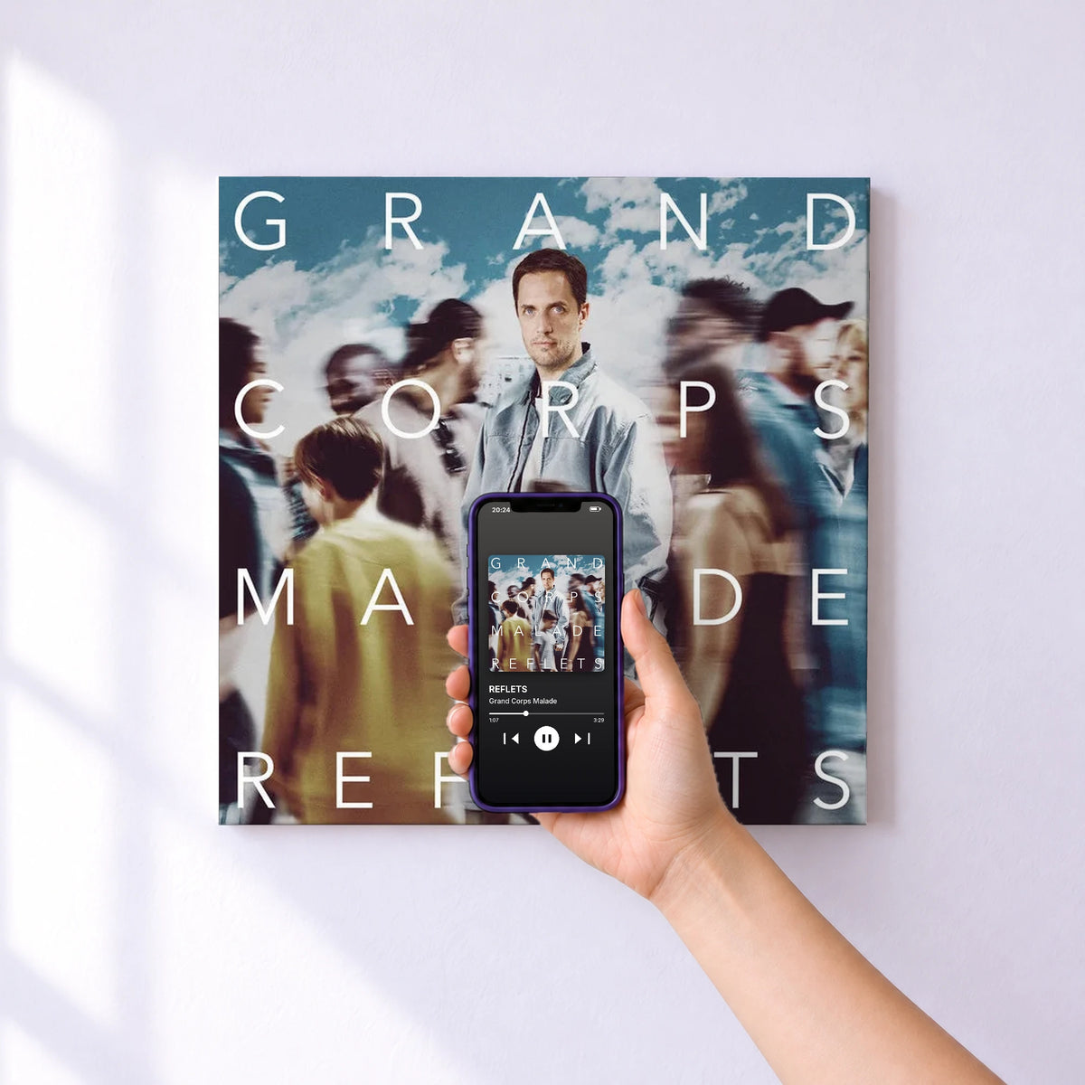 Affiche connectée REFLETS de Grand Corps Malade au mur : l'album se lance en approchant le téléphone