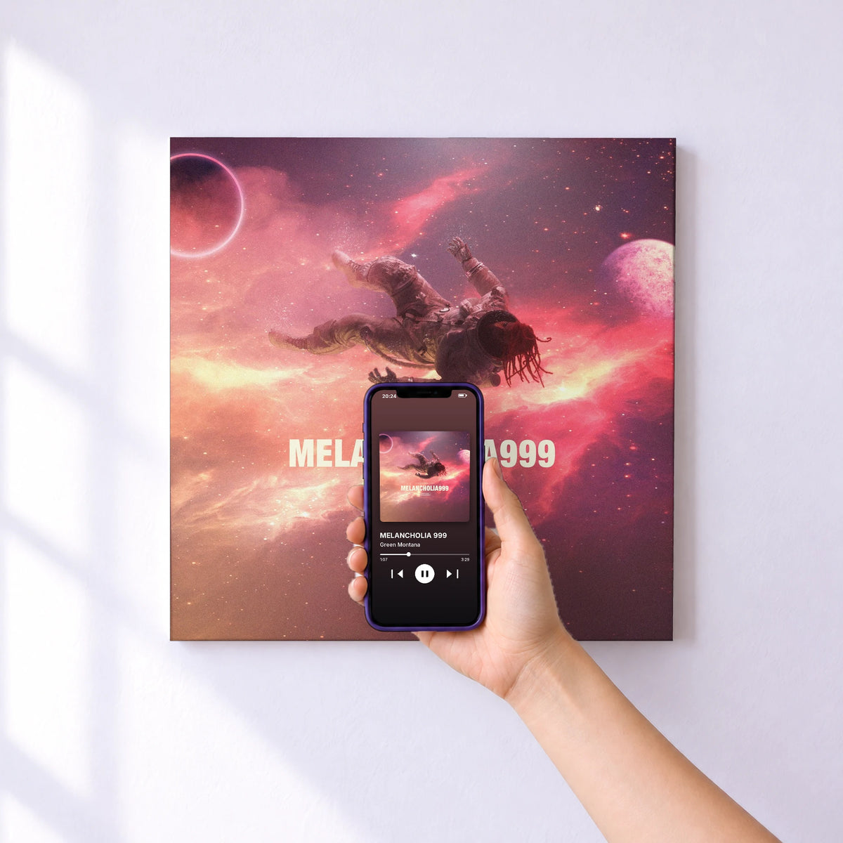 Affiche connectée MELANCHOLIA 999 de Green Montana au mur : l'album se lance en approchant le téléphone