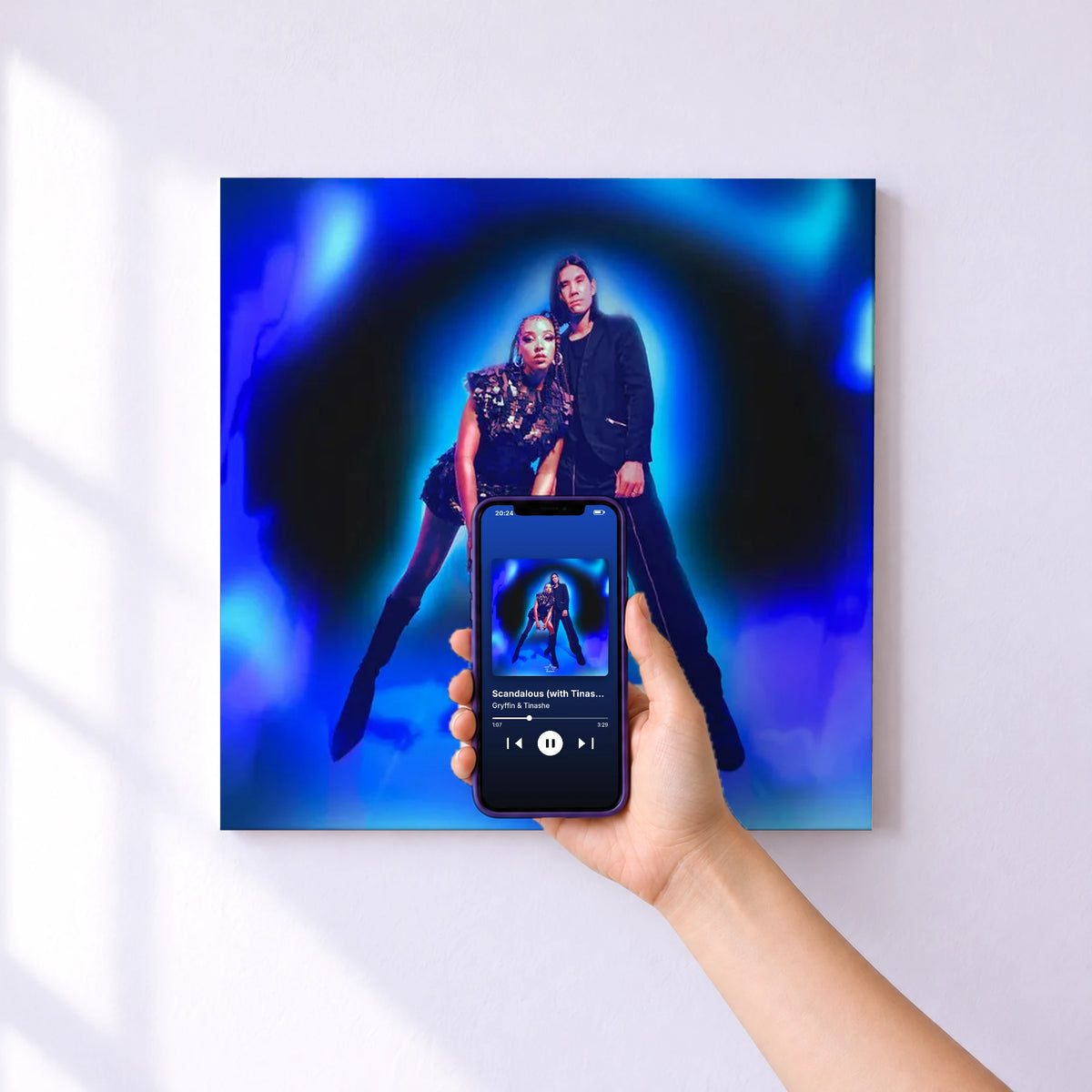 Affiche connectée Scandalous (with Tinashe) de Gryffin & Tinashe au mur : l'album se lance en approchant le téléphone