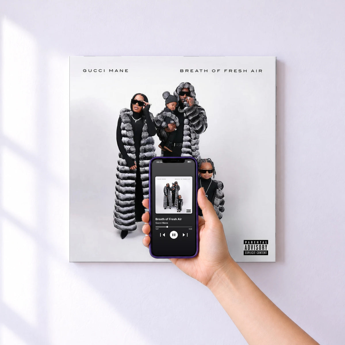 Affiche connectée Breath of Fresh Air de Gucci Mane au mur : l'album se lance en approchant le téléphone