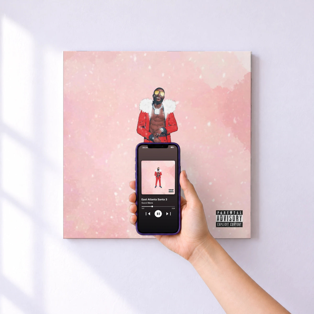 Affiche connectée East Atlanta Santa 3 de Gucci Mane au mur : l'album se lance en approchant le téléphone