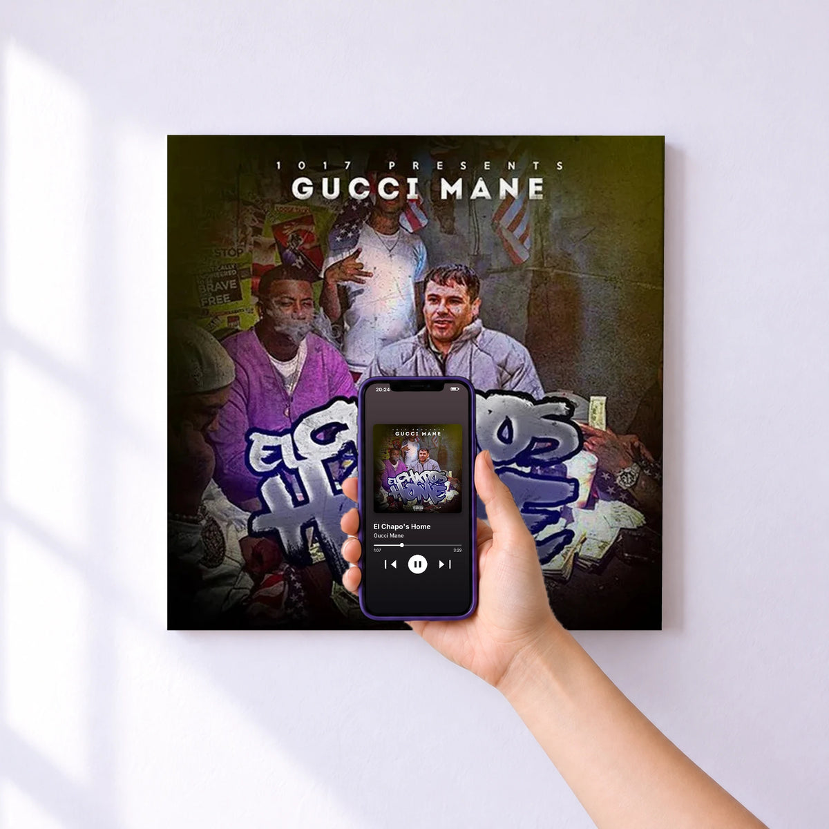 Affiche connectée El Chapo's Home de Gucci Mane au mur : l'album se lance en approchant le téléphone