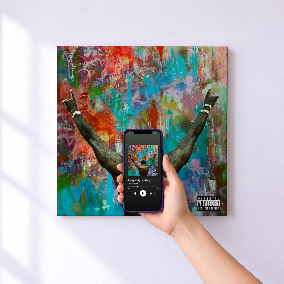 Affiche connectée Everybody Looking de Gucci Mane au mur : l'album se lance en approchant le téléphone