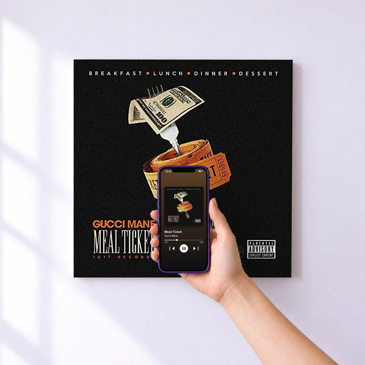 Affiche connectée Meal Ticket de Gucci Mane au mur : l'album se lance en approchant le téléphone