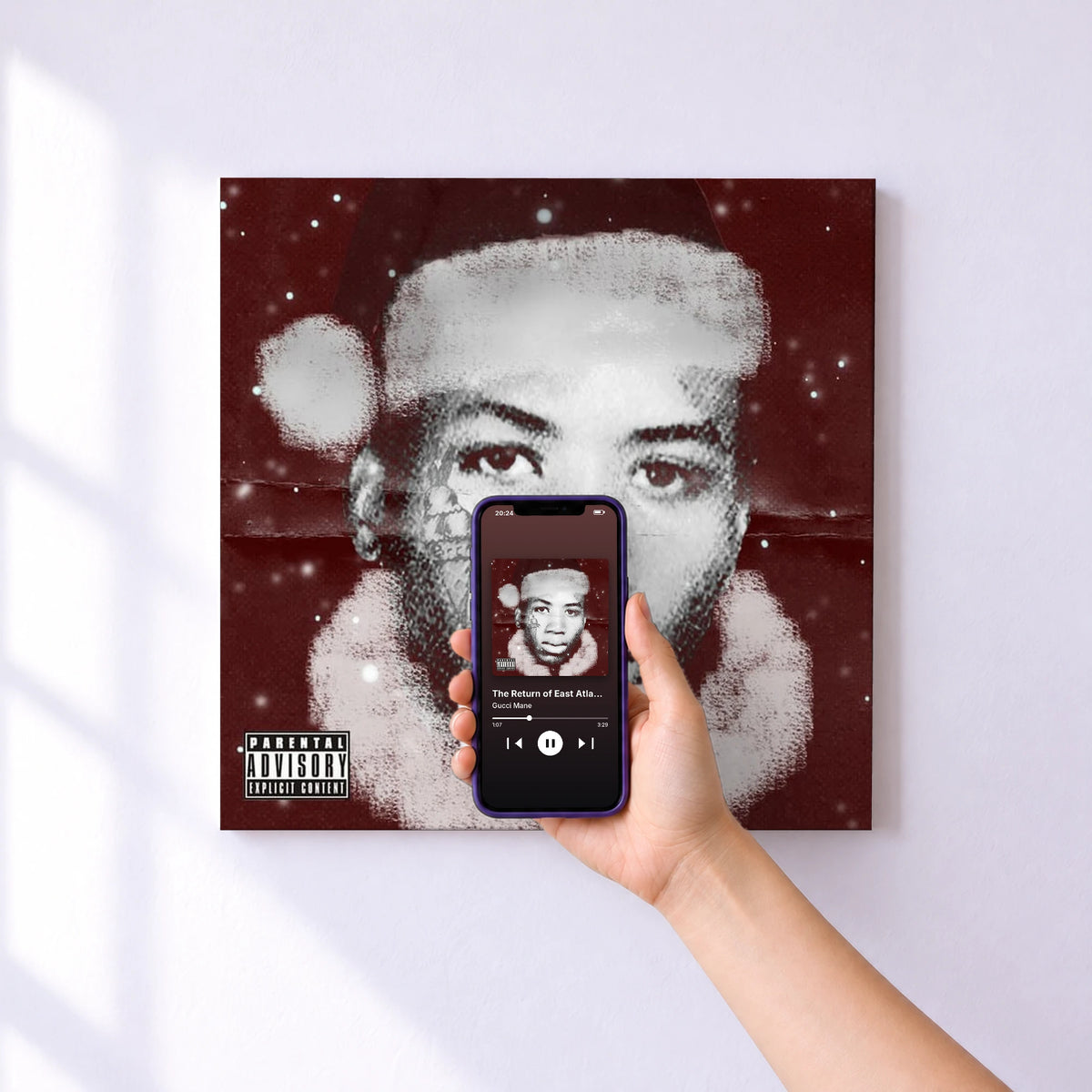 Affiche connectée The Return of East Atlanta Santa de Gucci Mane au mur : l'album se lance en approchant le téléphone