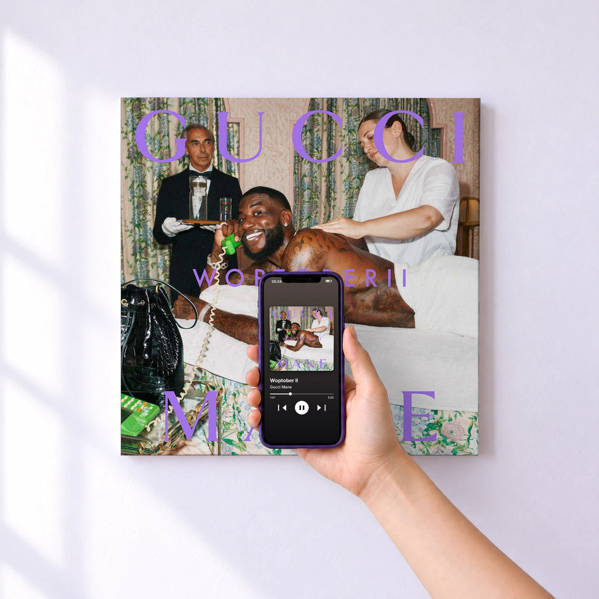 Affiche connectée Woptober II de Gucci Mane au mur : l'album se lance en approchant le téléphone