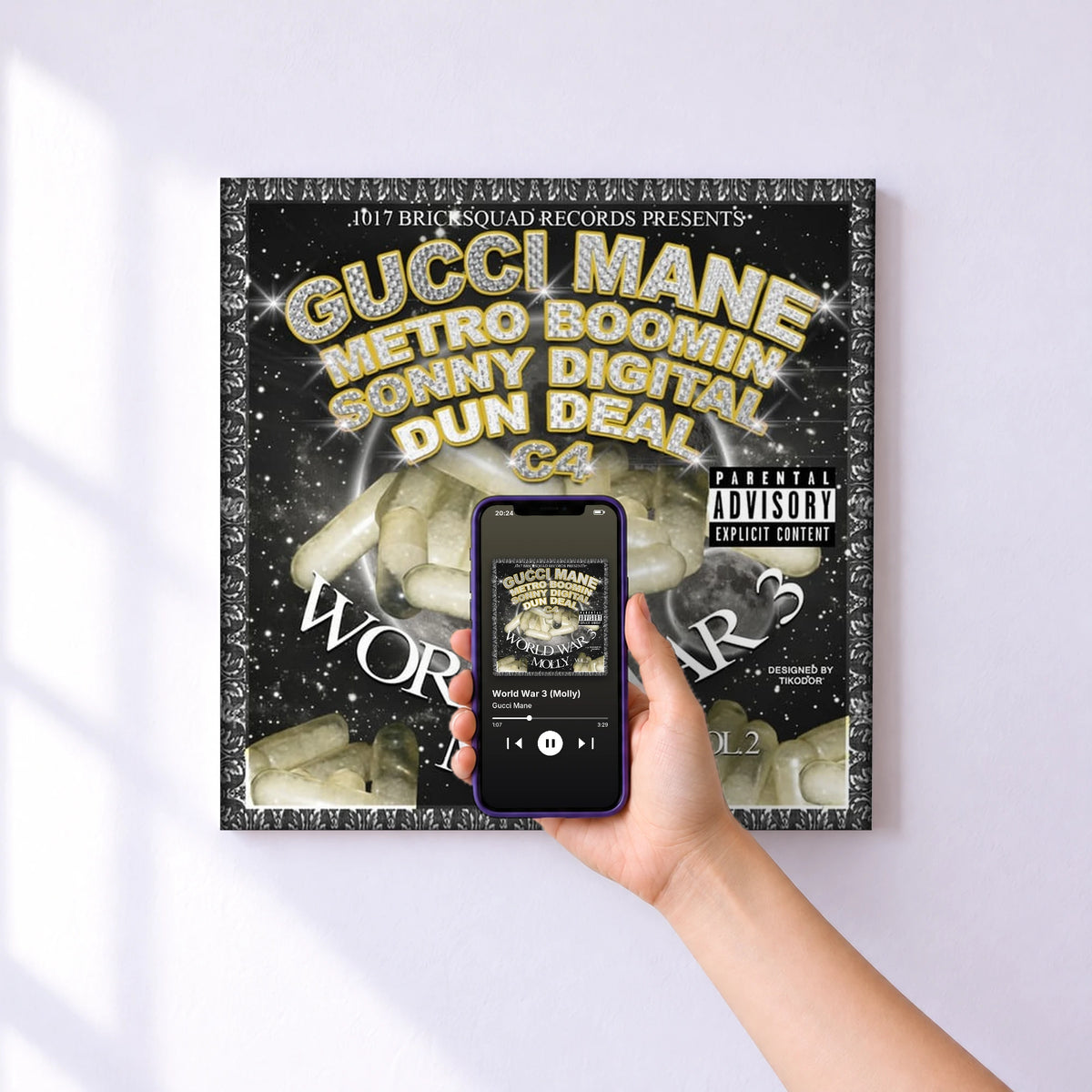 Affiche connectée World War 3 (Molly) de Gucci Mane au mur : l'album se lance en approchant le téléphone