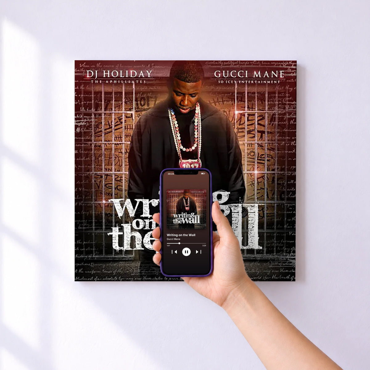 Affiche connectée Writing on the Wall de Gucci Mane au mur : l'album se lance en approchant le téléphone
