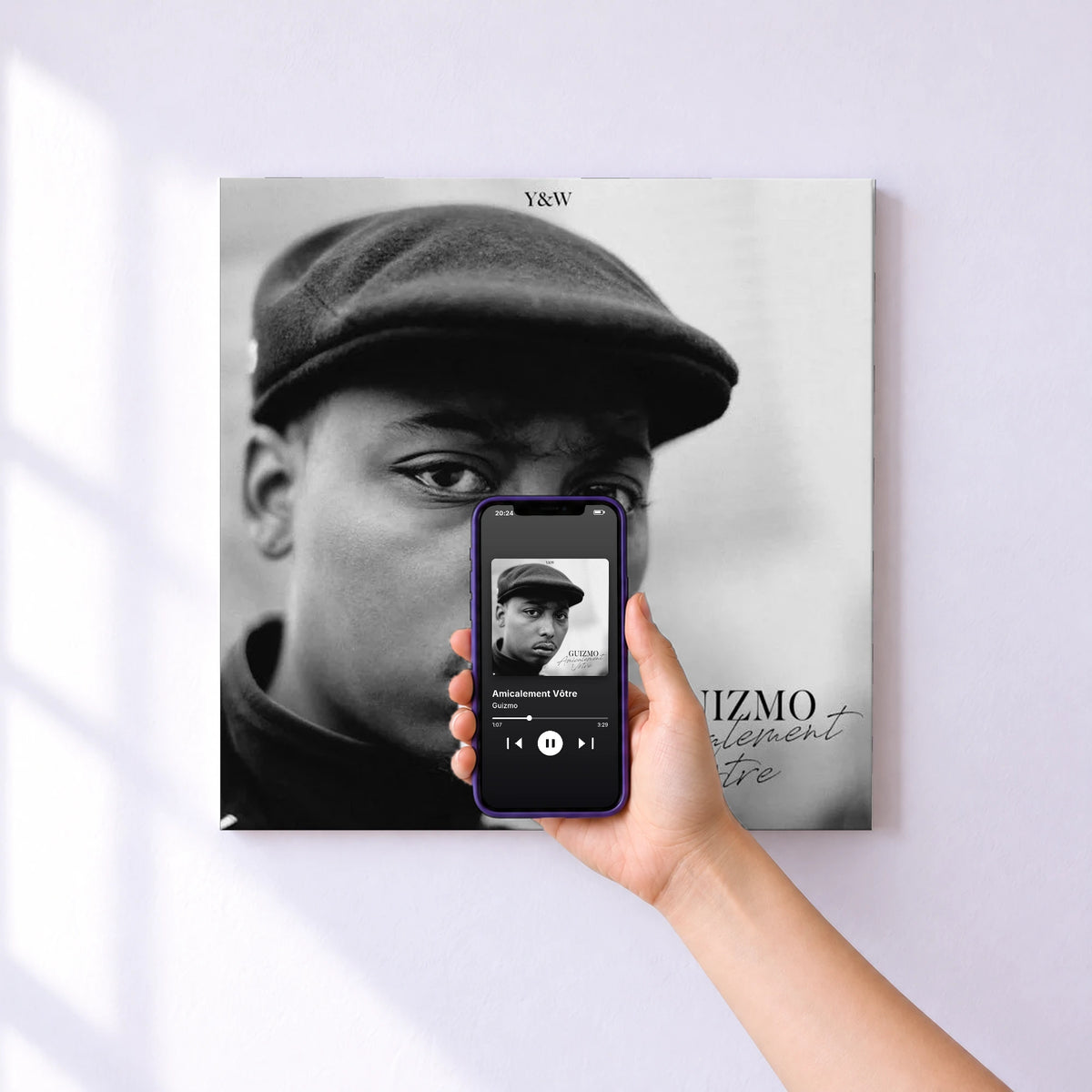 Affiche connectée Amicalement Vôtre de Guizmo au mur : l'album se lance en approchant le téléphone