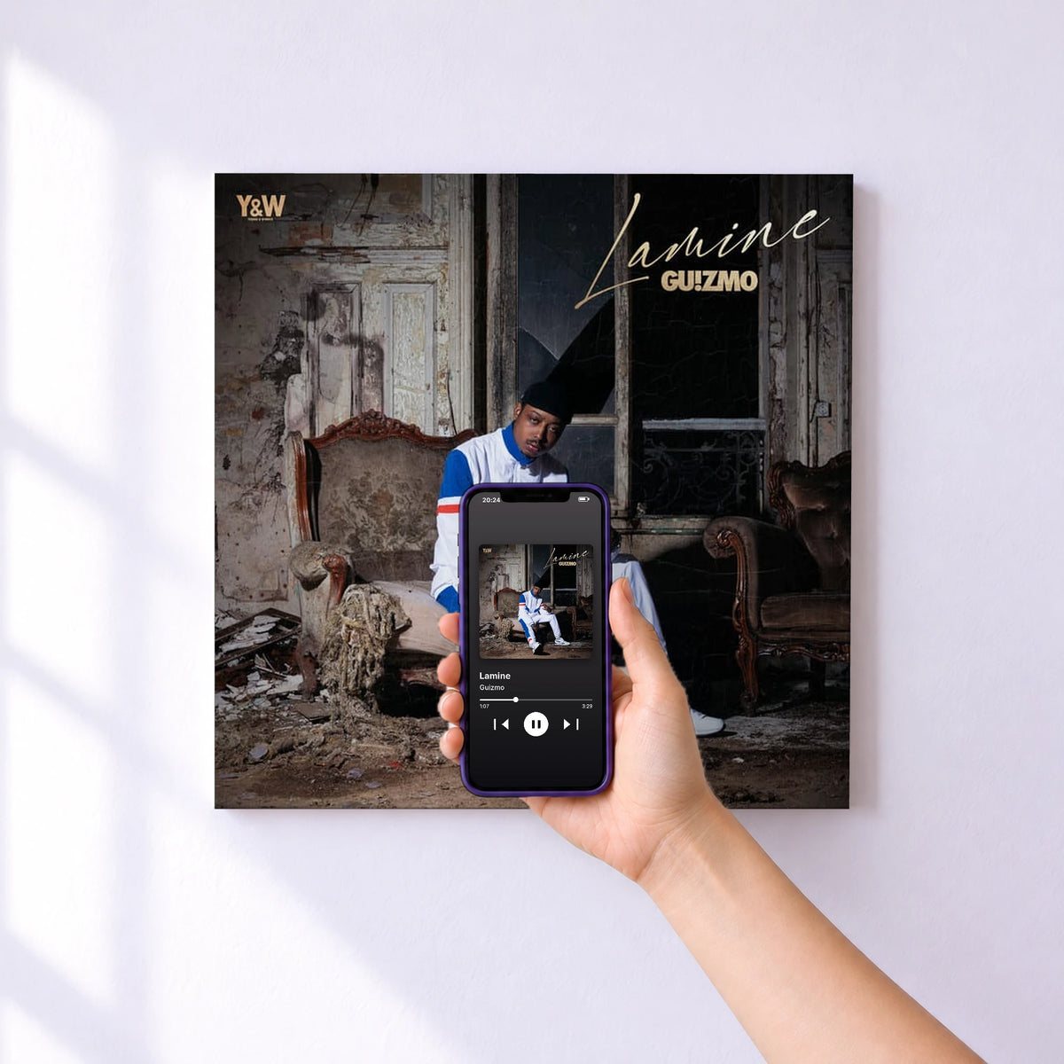 Affiche connectée Lamine de Guizmo au mur : l'album se lance en approchant le téléphone