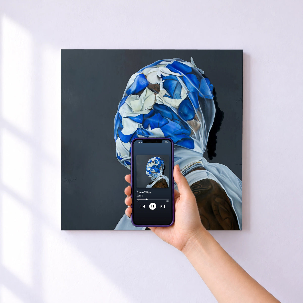 Affiche connectée One of Wun de Gunna au mur : l'album se lance en approchant le téléphone
