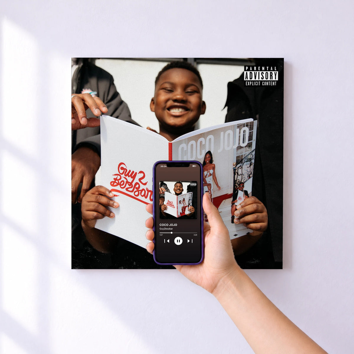 Affiche connectée COCO JOJO de Guy2bezbar au mur : l'album se lance en approchant le téléphone