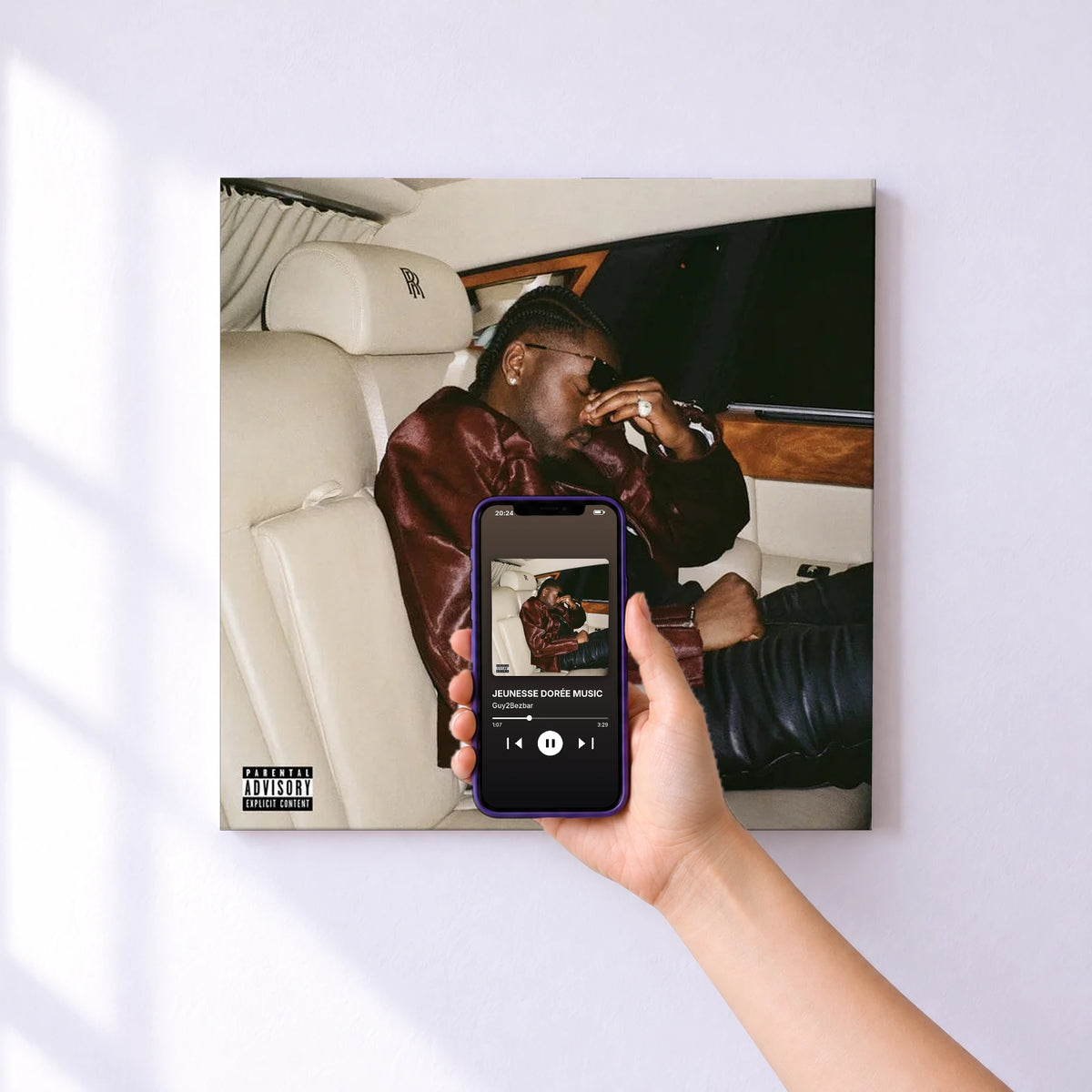 Affiche connectée JEUNESSE DORÉE MUSIC de Guy2Bezbar au mur : l'album se lance en approchant le téléphone