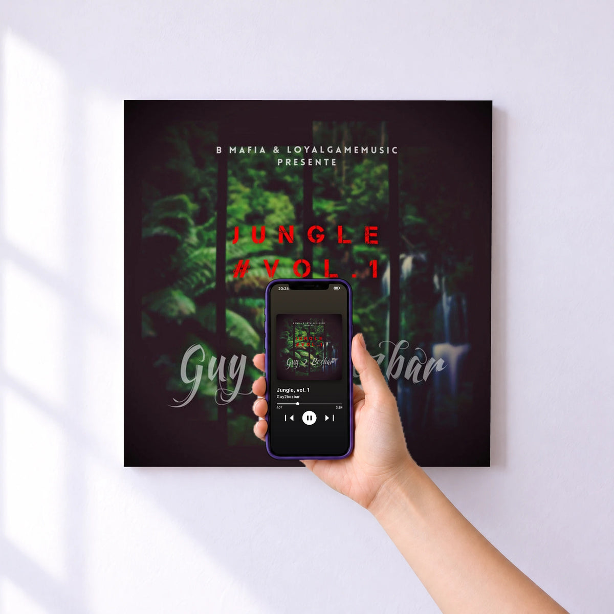 Affiche connectée Jungle, vol. 1 de Guy2bezbar au mur : l'album se lance en approchant le téléphone