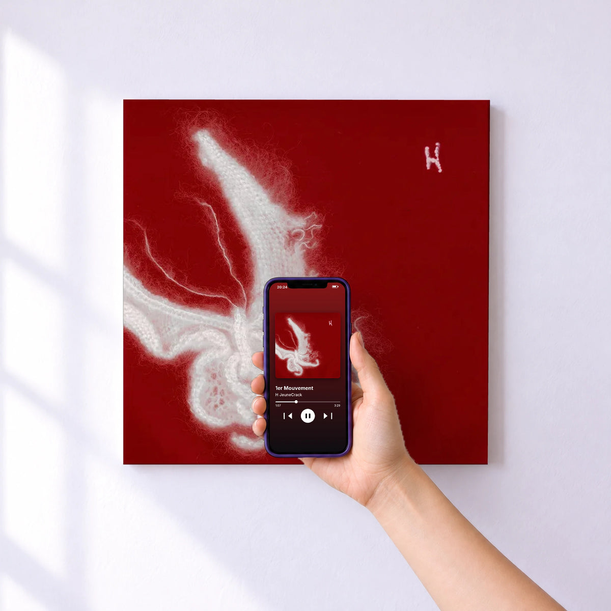 Affiche connectée 1er Mouvement de H JeuneCrack au mur : l'album se lance en approchant le téléphone