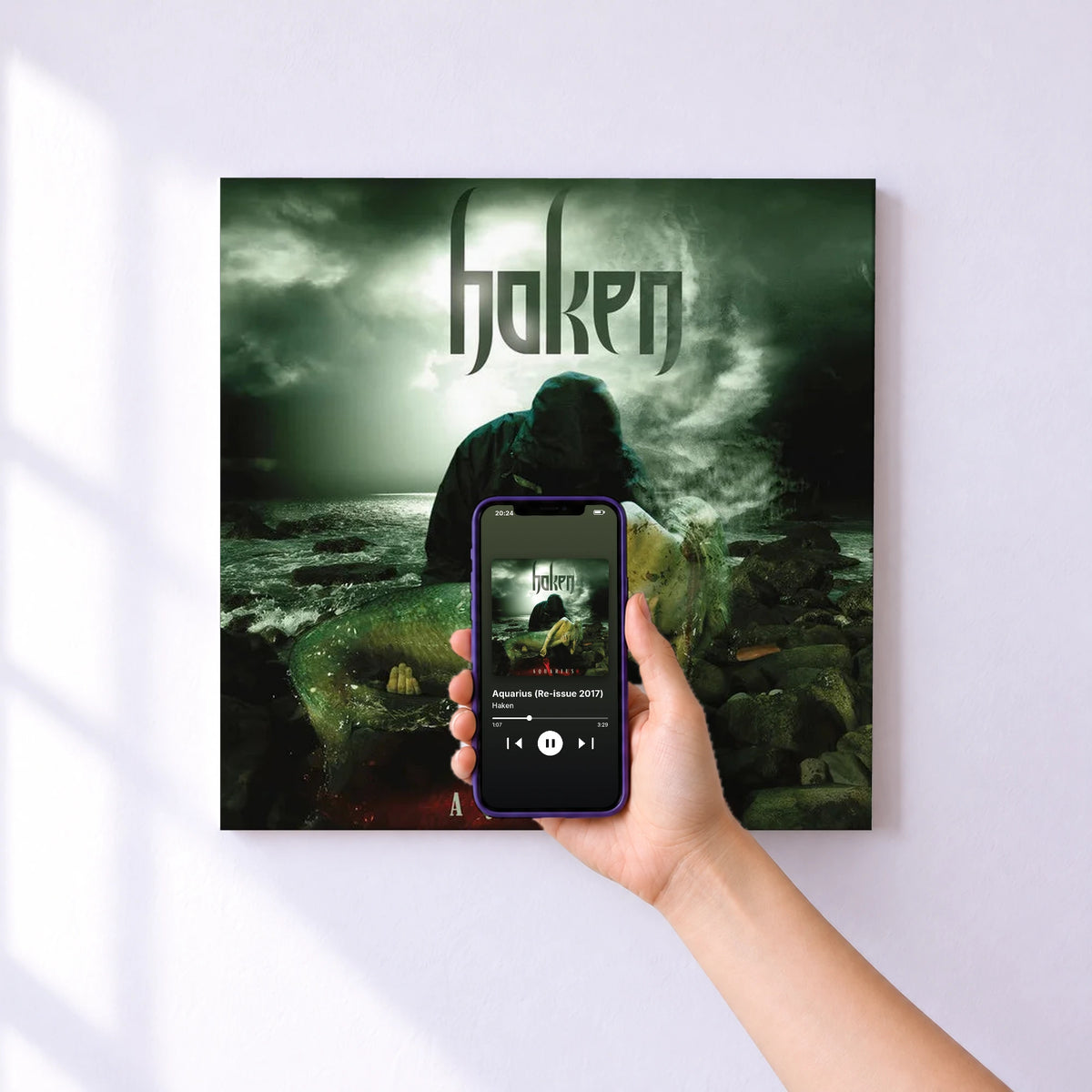 Affiche connectée Aquarius (Re-issue 2017) de Haken au mur : l'album se lance en approchant le téléphone