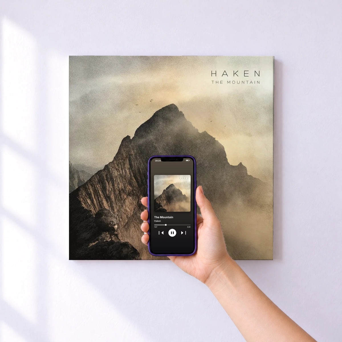 Affiche connectée The Mountain de Haken au mur : l'album se lance en approchant le téléphone