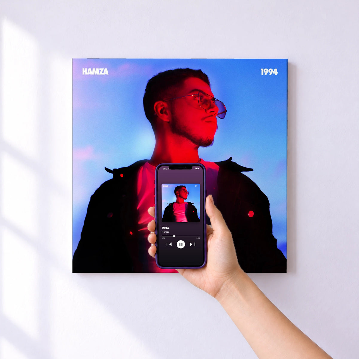Affiche connectée 1994 de Hamza au mur : l'album se lance en approchant le téléphone