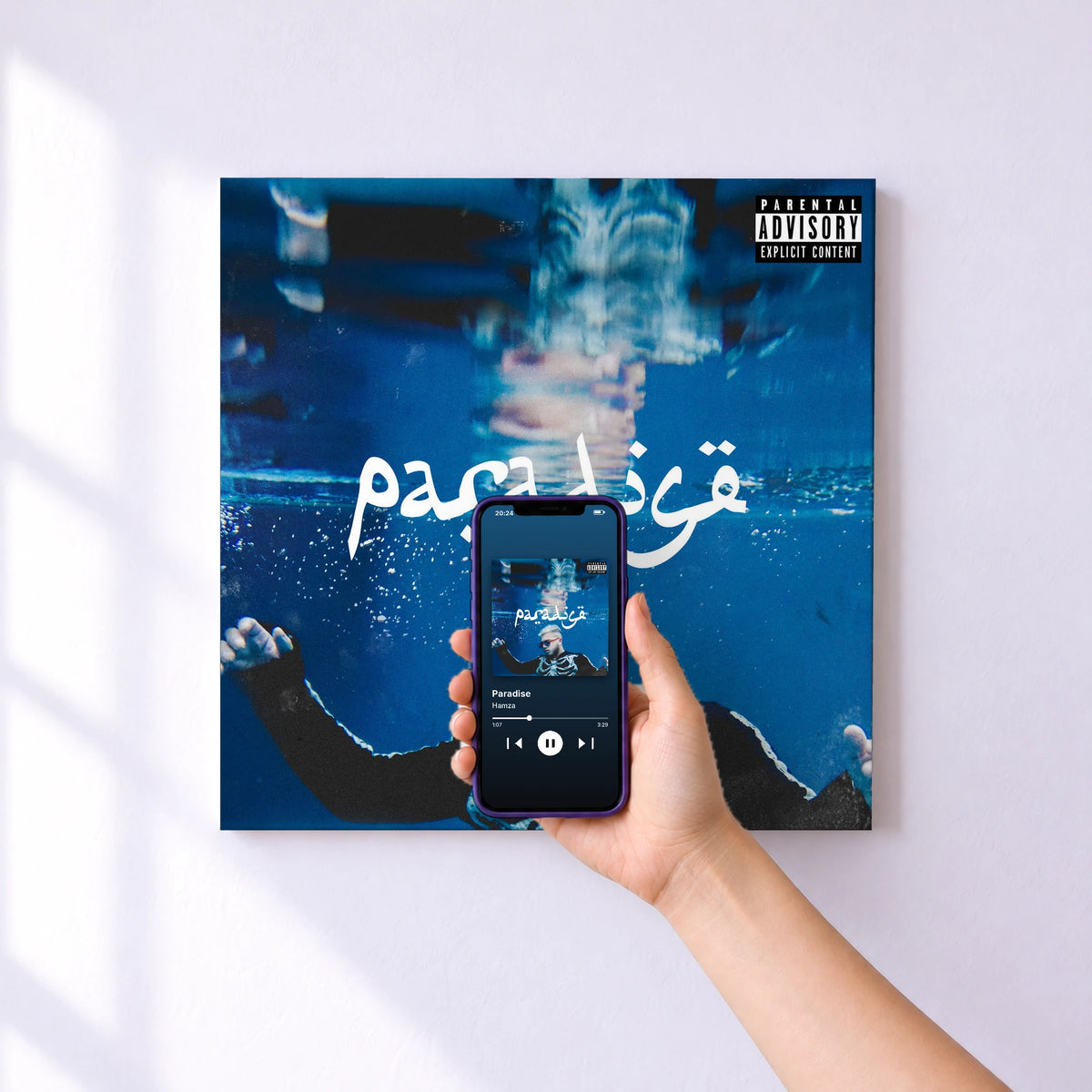 Affiche connectée Paradise de Hamza au mur : l'album se lance en approchant le téléphone