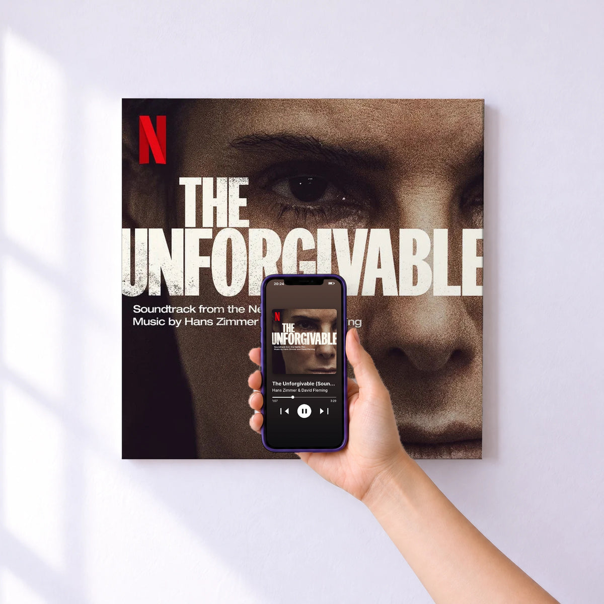 Affiche connectée The Unforgivable (Soundtrack from the Netflix Film) de Hans Zimmer & David Fleming au mur : l'album se lance en approchant le téléphone