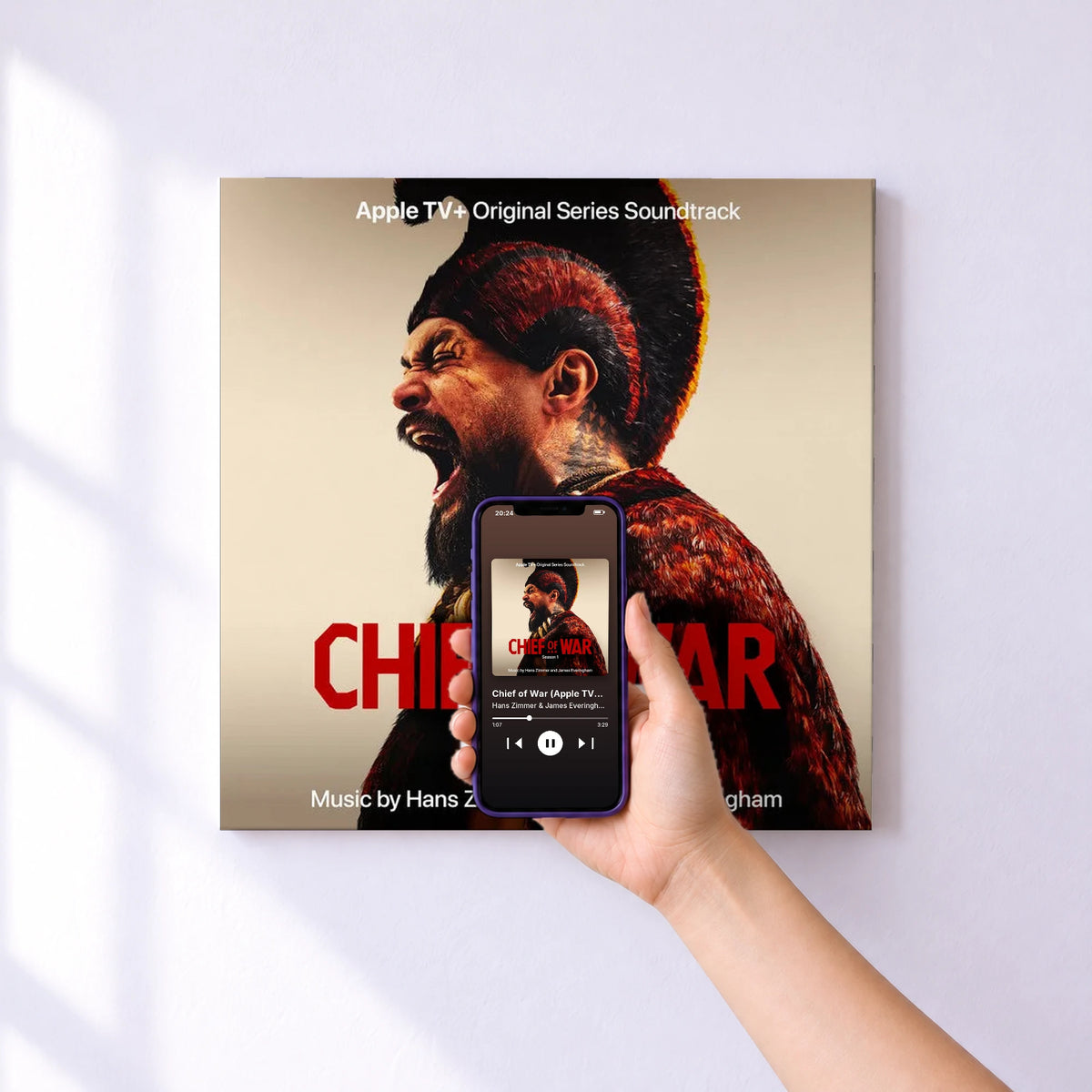 Affiche connectée Chief of War (Apple TV+ Original Series Soundtrack) de Hans Zimmer & James Everingham au mur : l'album se lance en approchant le téléphone
