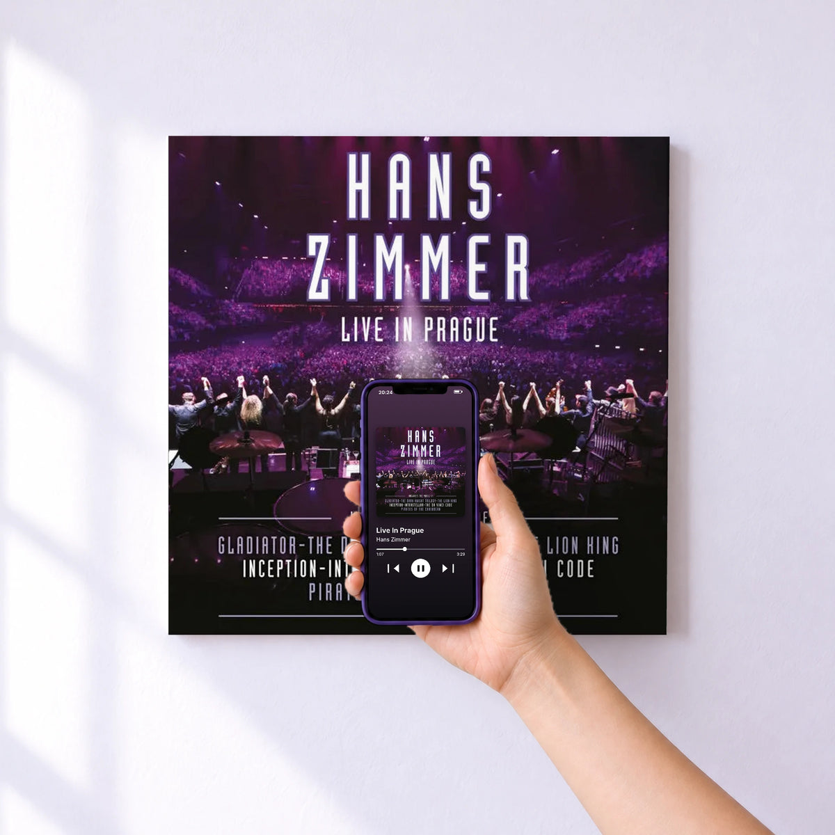 Affiche connectée Live In Prague de Hans Zimmer au mur : l'album se lance en approchant le téléphone