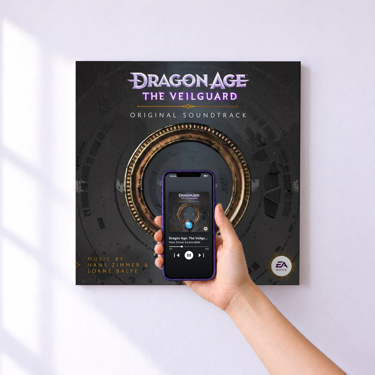 Affiche connectée Dragon Age: The Veilguard (Original Soundtrack) de Hans Zimmer & Lorne Balfe au mur : l'album se lance en approchant le téléphone