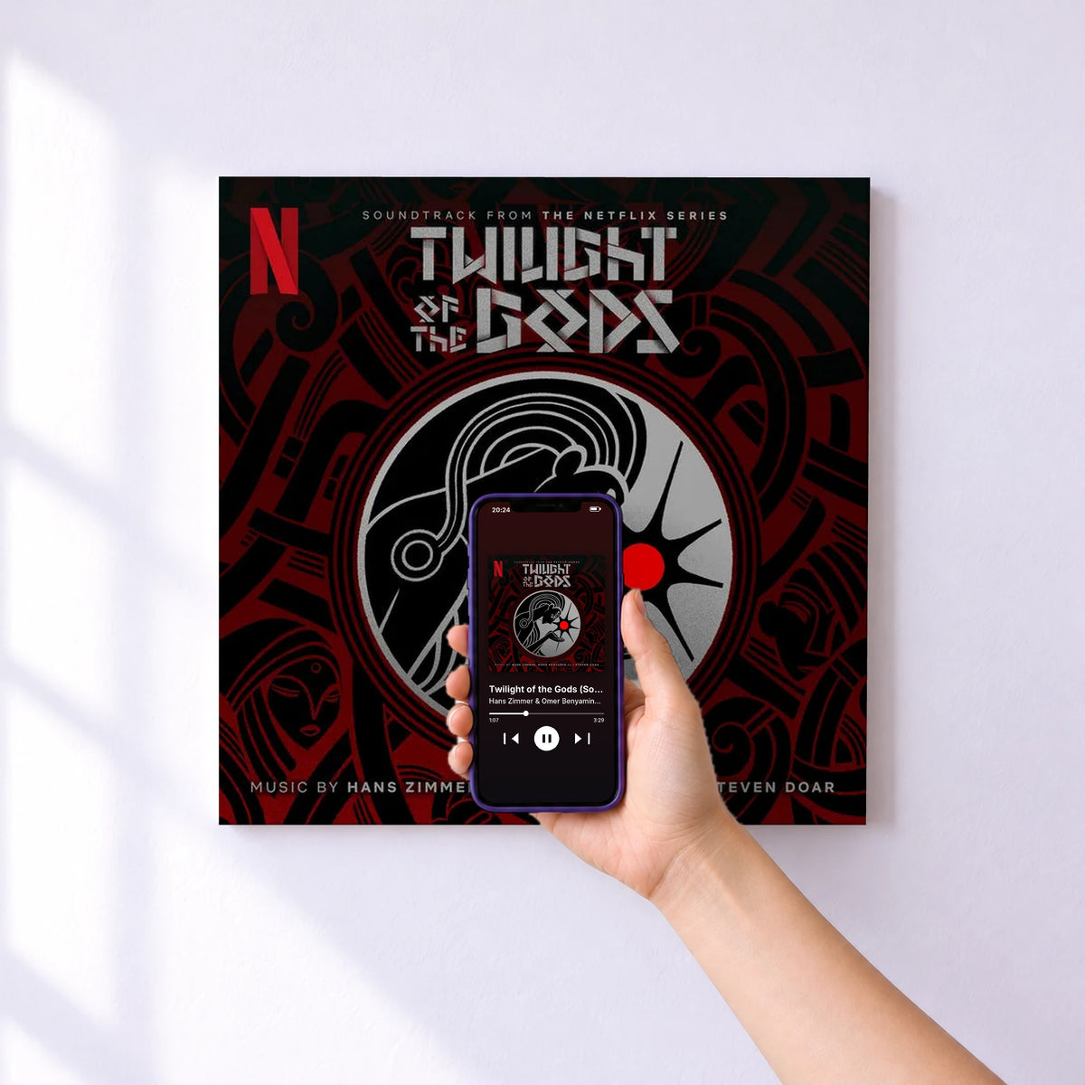 Affiche connectée Twilight of the Gods (Soundtrack from the Netflix Series) de Hans Zimmer & Omer Benyamin & Steven Doar au mur : l'album se lance en approchant le téléphone