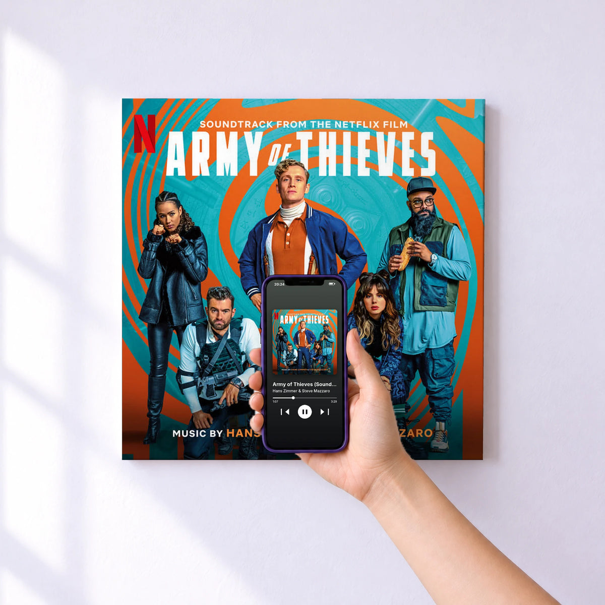 Affiche connectée Army of Thieves (Soundtrack from the Netflix Film) de Hans Zimmer & Steve Mazzaro au mur : l'album se lance en approchant le téléphone