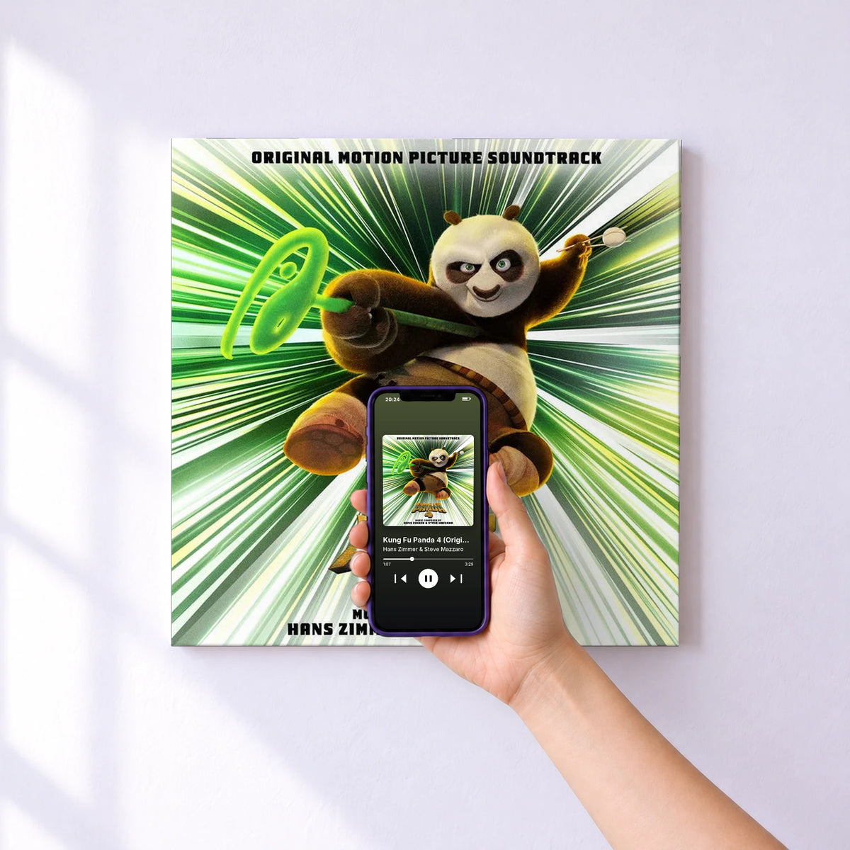 Affiche connectée Kung Fu Panda 4 (Original Motion Picture Soundtrack) de Hans Zimmer & Steve Mazzaro au mur : l'album se lance en approchant le téléphone