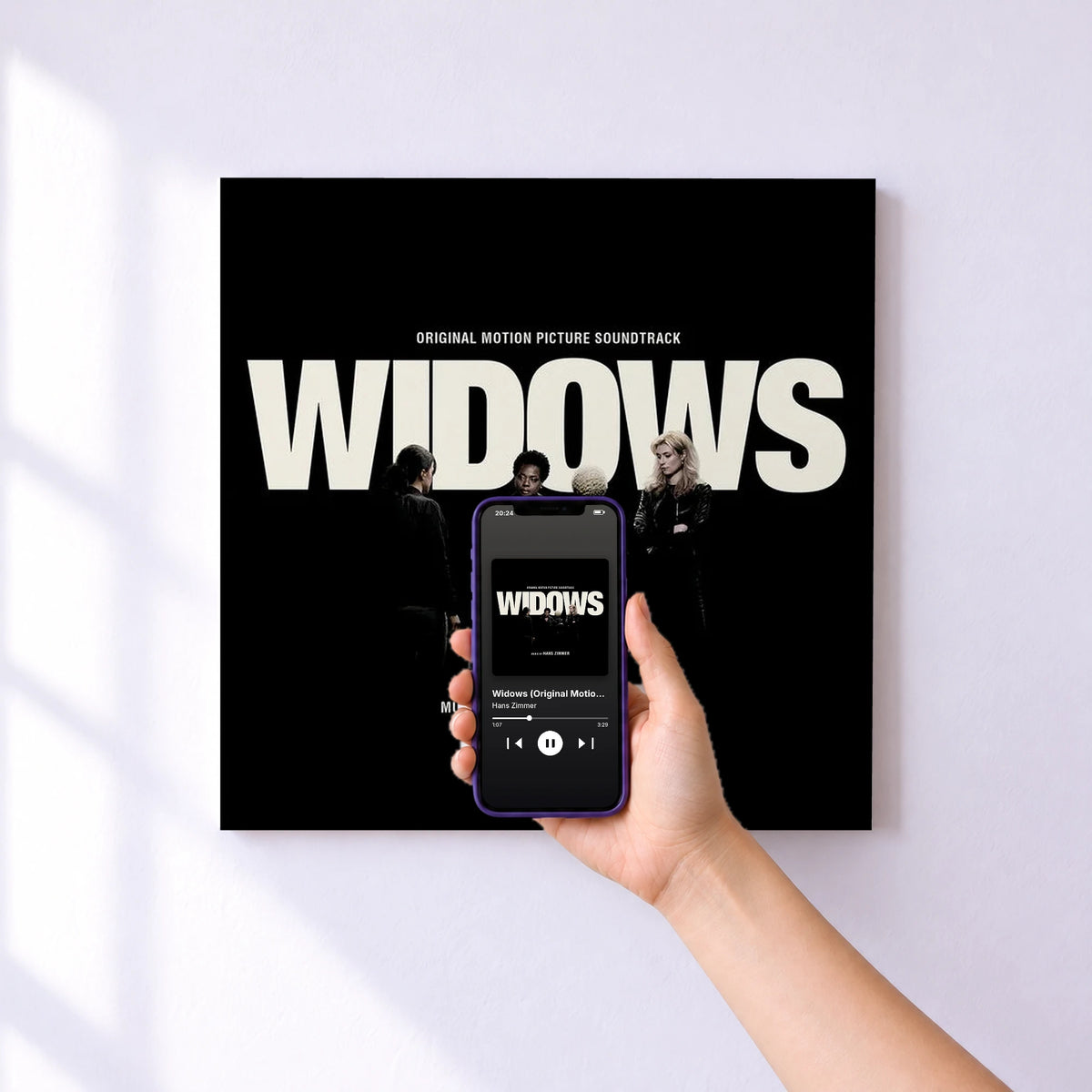 Affiche connectée Widows (Original Motion Picture Soundtrack) de Hans Zimmer au mur : l'album se lance en approchant le téléphone