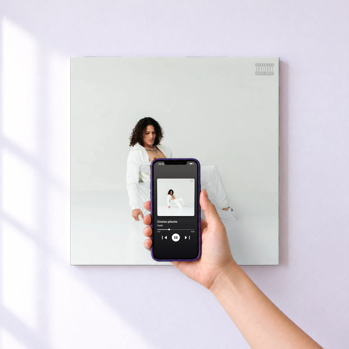 Affiche connectée Chaise pliante de Hatik au mur : l'album se lance en approchant le téléphone