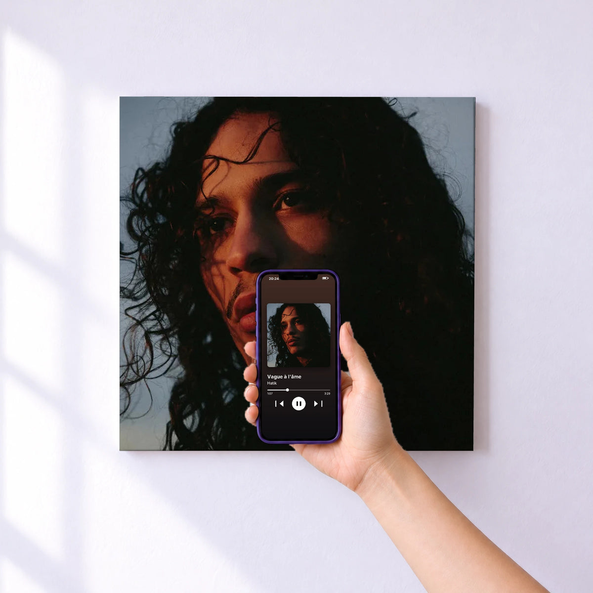 Affiche connectée Vague à l'âme de Hatik au mur : l'album se lance en approchant le téléphone