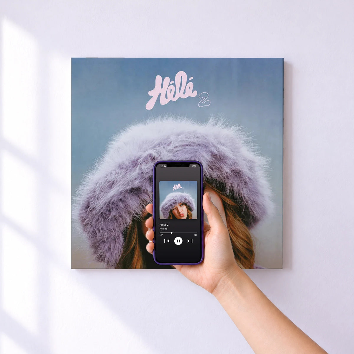 Affiche connectée Hélé 2 de Helena au mur : l'album se lance en approchant le téléphone