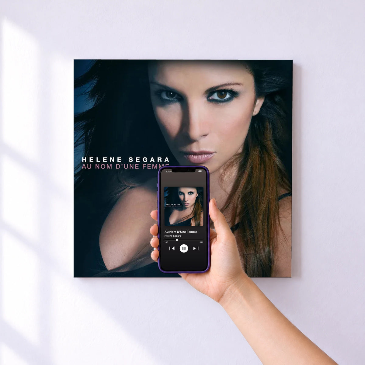 Affiche connectée Au Nom D'Une Femme de Hélène Ségara au mur : l'album se lance en approchant le téléphone