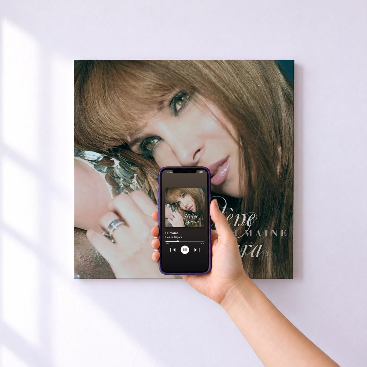 Affiche connectée Humaine de Hélène Ségara au mur : l'album se lance en approchant le téléphone
