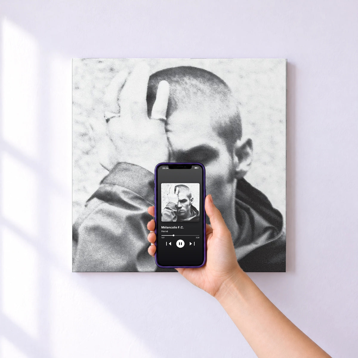Affiche connectée Mélancolie F.C. de Hervé au mur : l'album se lance en approchant le téléphone