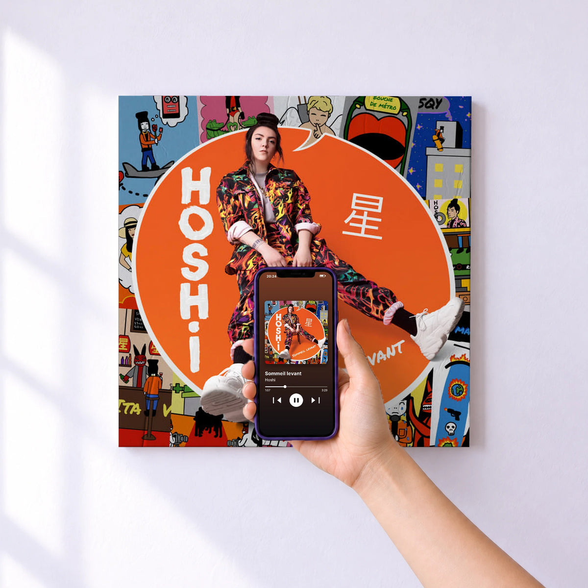 Affiche connectée Sommeil levant de Hoshi au mur : l'album se lance en approchant le téléphone