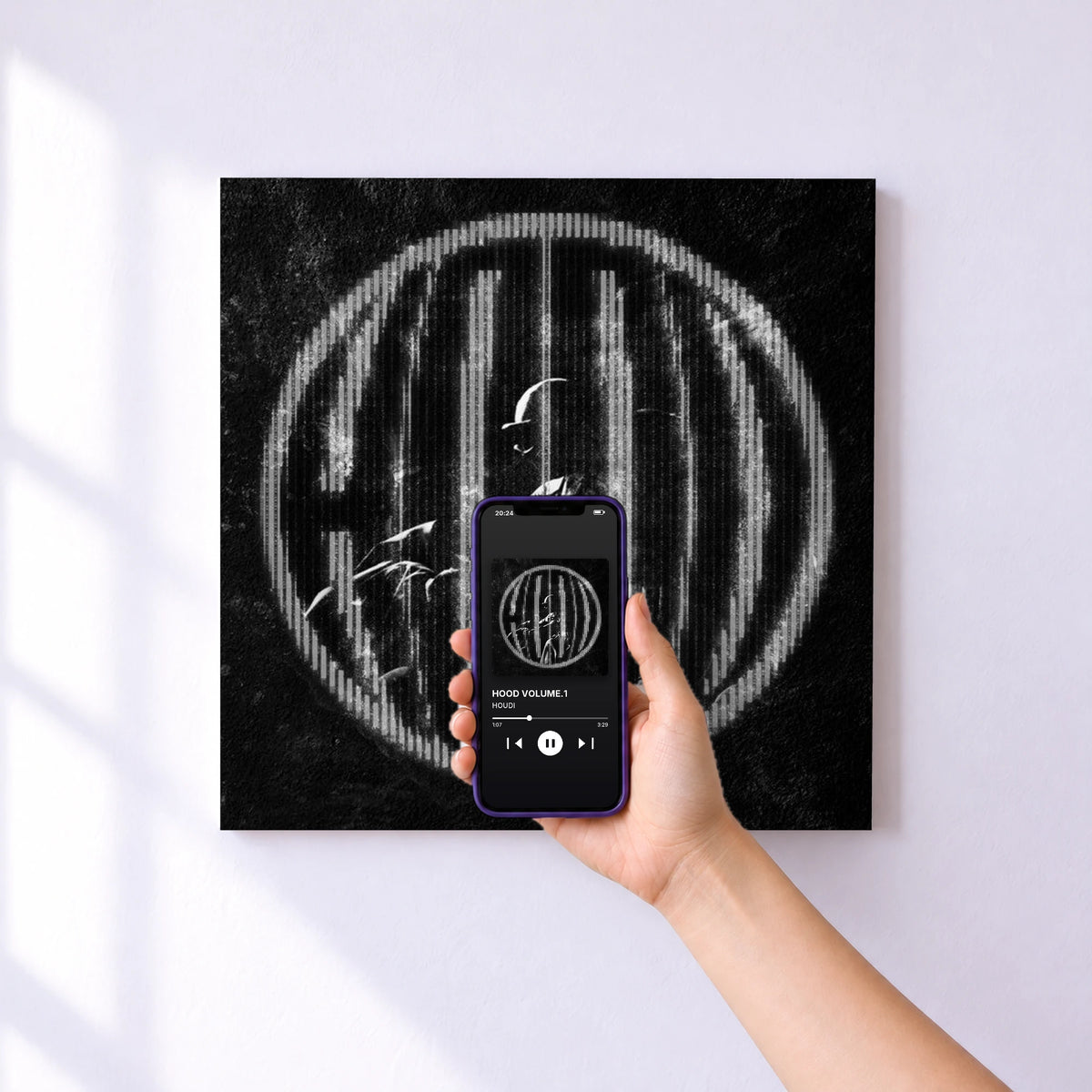 Affiche connectée HOOD VOLUME.1 de HOUDI au mur : l'album se lance en approchant le téléphone