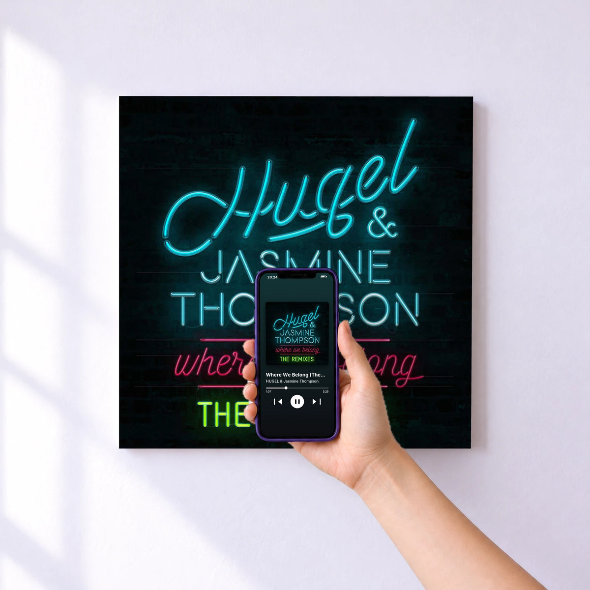 Affiche connectée Where We Belong (The Remixes) de HUGEL & Jasmine Thompson au mur : l'album se lance en approchant le téléphone
