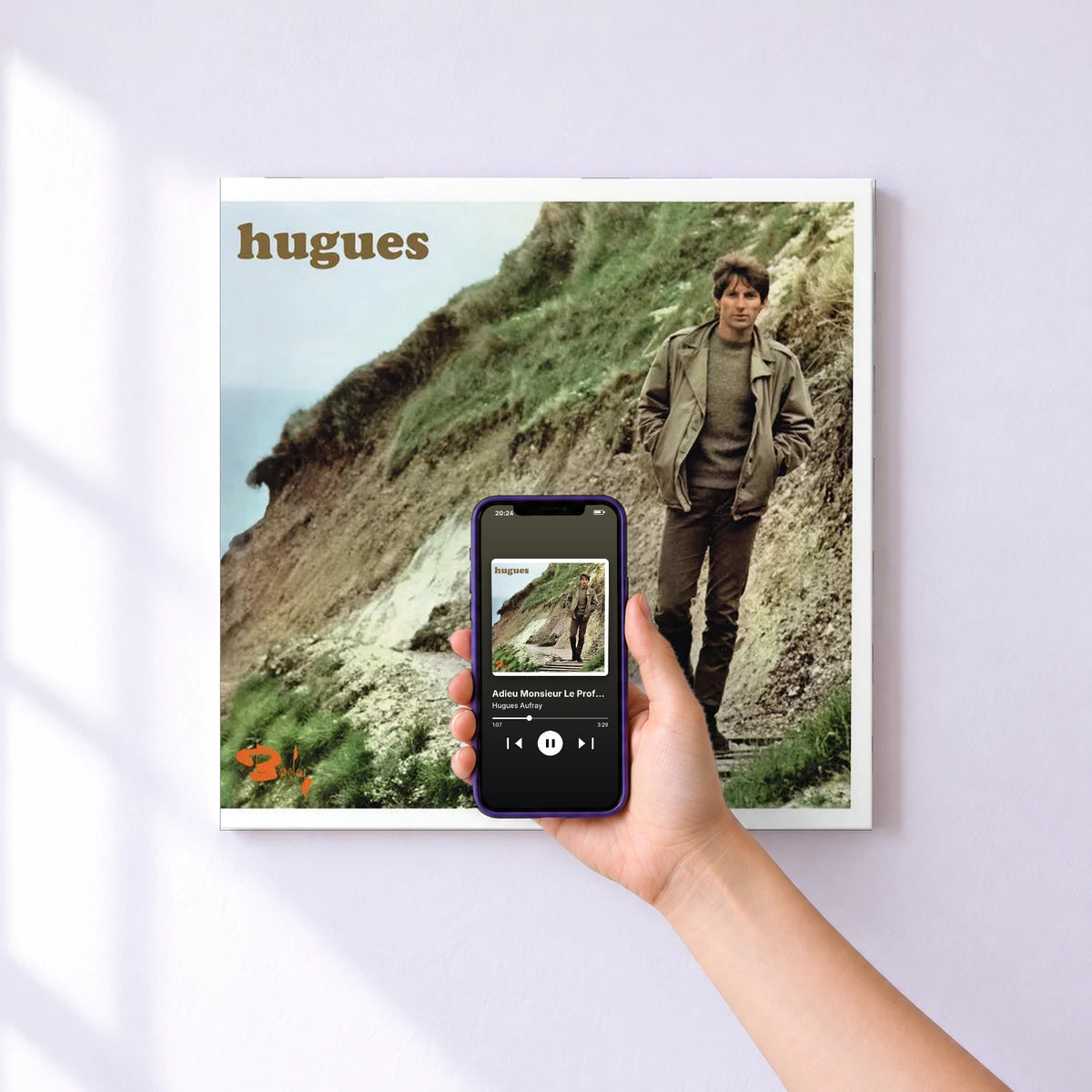 Affiche connectée Adieu Monsieur Le Professeur de Hugues Aufray au mur : l'album se lance en approchant le téléphone