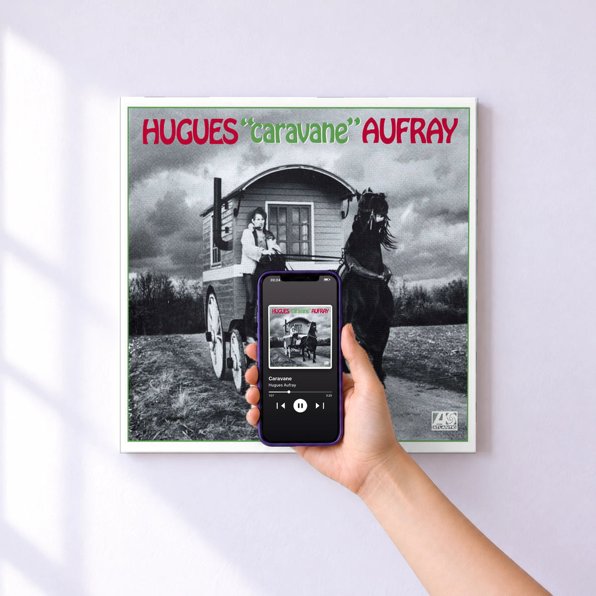 Affiche connectée Caravane de Hugues Aufray au mur : l'album se lance en approchant le téléphone