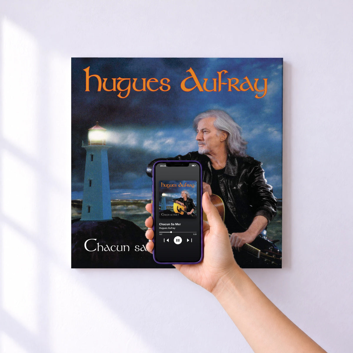Affiche connectée Chacun Sa Mer de Hugues Aufray au mur : l'album se lance en approchant le téléphone
