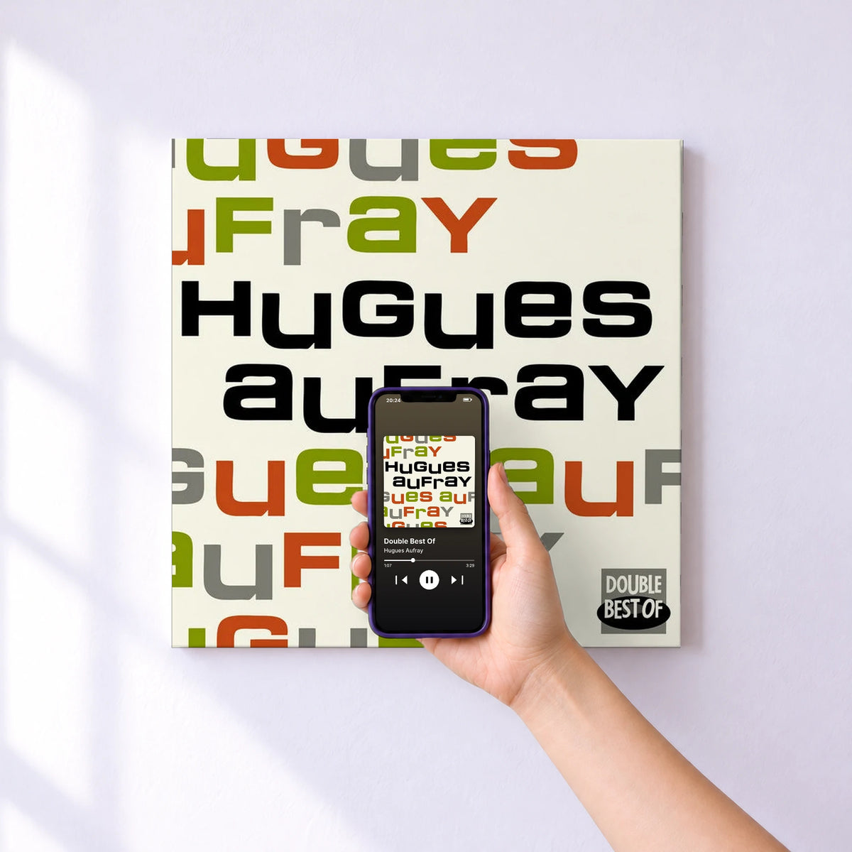 Affiche connectée Double Best Of de Hugues Aufray au mur : l'album se lance en approchant le téléphone