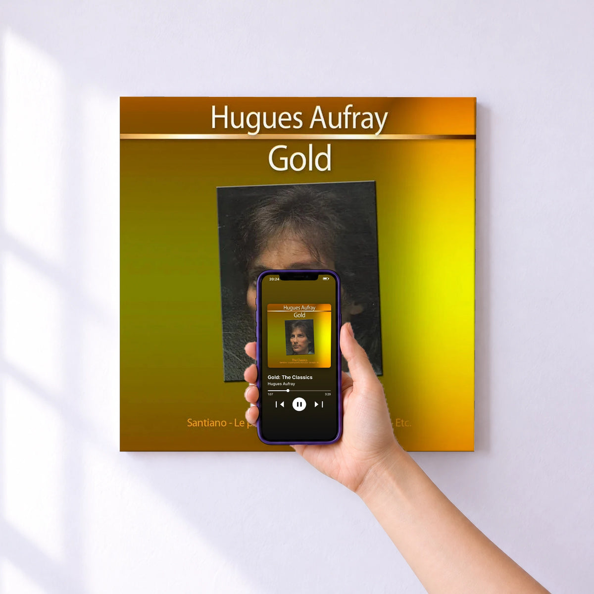 Affiche connectée Gold: The Classics de Hugues Aufray au mur : l'album se lance en approchant le téléphone