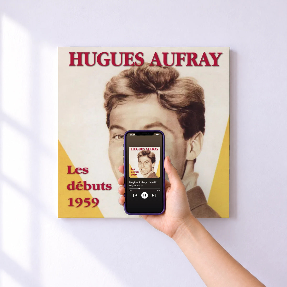 Affiche connectée Hughes Aufray : Les débuts - 1959 de Hugues Aufray au mur : l'album se lance en approchant le téléphone
